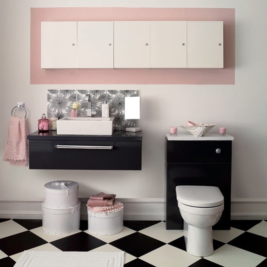idée-salle-de-bains-moderne-sol-damier-meubles-noirs-blancs