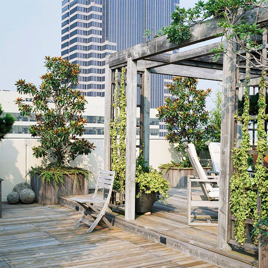 idées-aménagement-balcon-terrasse-bois-gris-patio