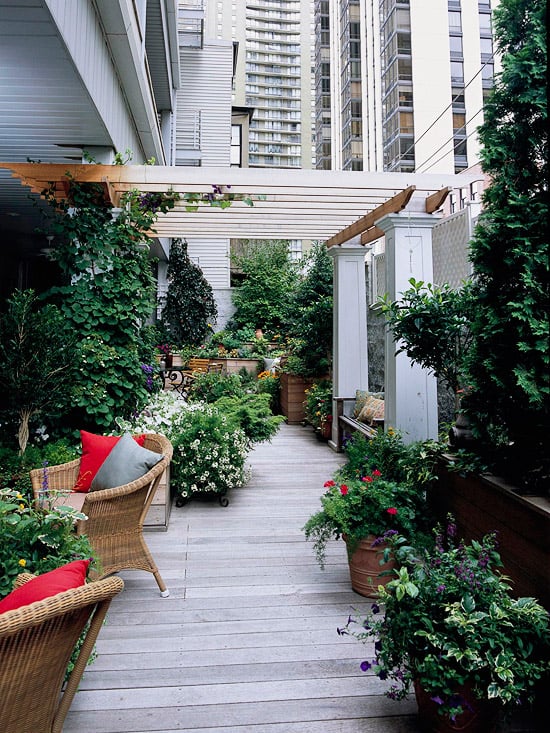 idées-aménagement-balcon-terrasse-revetements-de-sol-en-bois-meubles-en-rotin