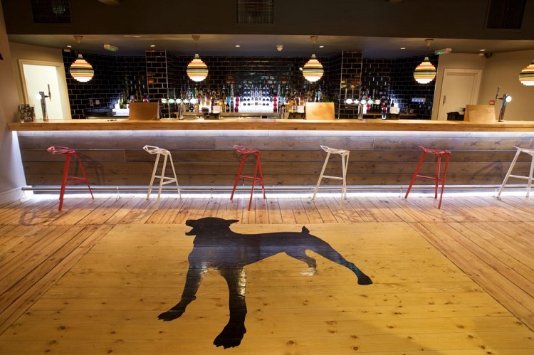 idées-aménagement-salon-inspirées-bar-Manchester-Black-dog-Chien-noir