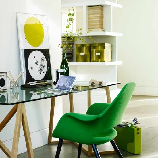 idées-créatives-mobilier-bureau-table-verre-fauteuil-vert