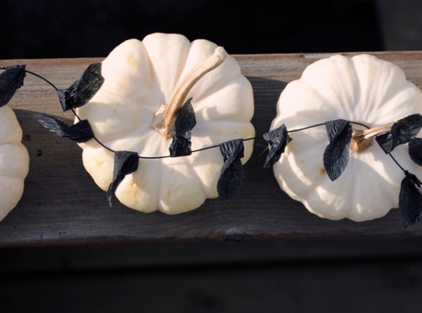 idées-de-bricolage-Halloween-DIY-citrouilles-blanches-fils-fleurs-noirs