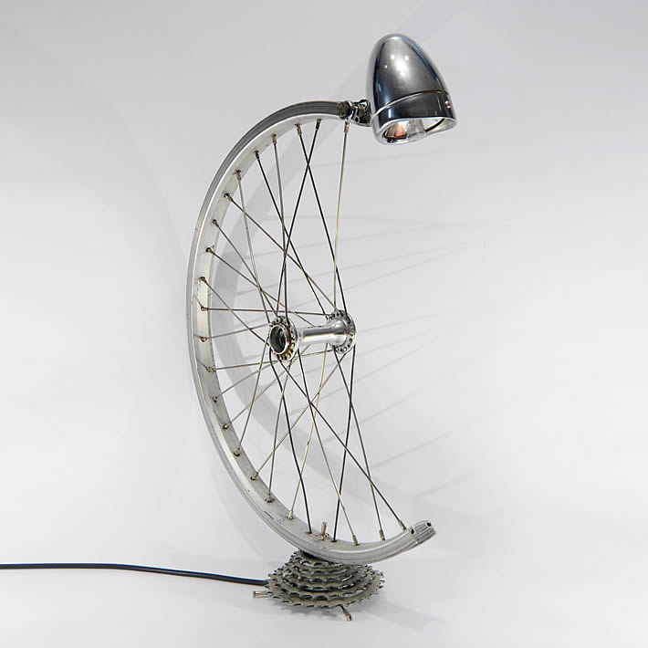 idées-originales-réutiliser-pièces-détachées-vélo-lampe-poser-roue-chaîne