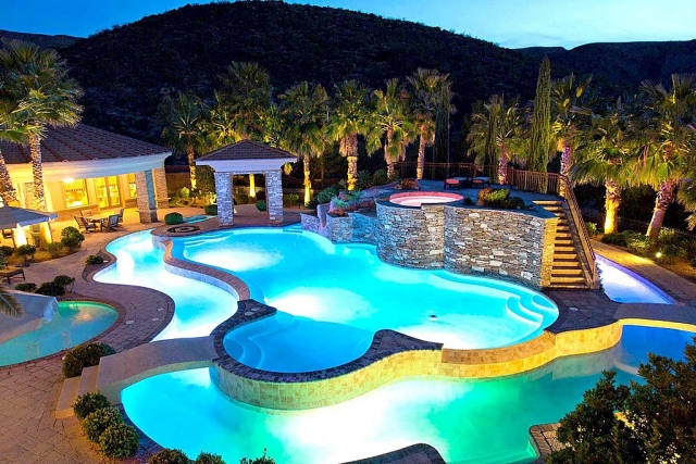 piscine de luxe extérieur