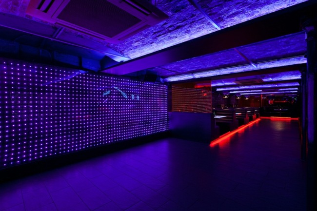 idée-aménagement-de-salon-luminaire-LED-bar-Liverpool