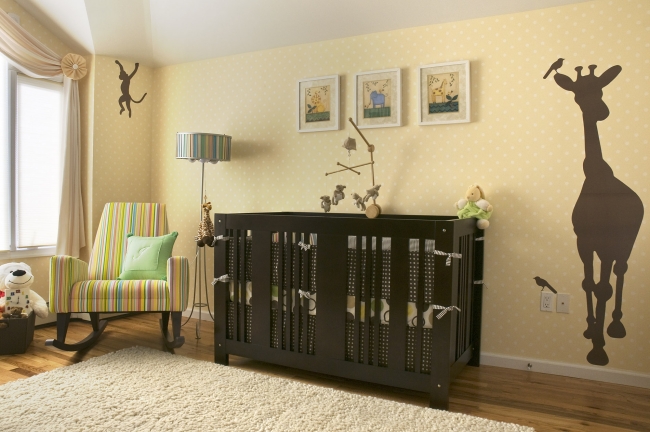 idée chambre de bébé moderne lit-bebe-girafe-déco-murale