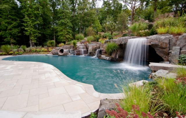 idée-design-piscine-cascade-creusée piscine extérieure