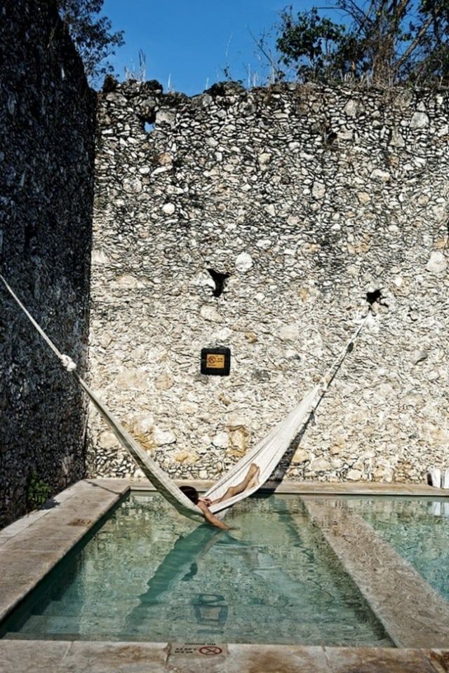idée-design-piscine-rectangulaire-relaxation