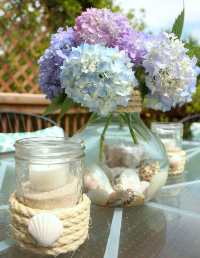 idée déco florale de table bocal-forme-originale-fleurs-bleue-violettes
