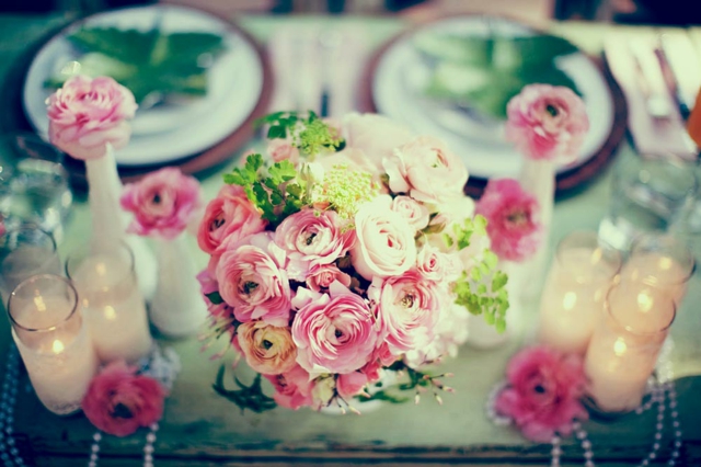 idée déco florale de table bouquet-roses-bougies