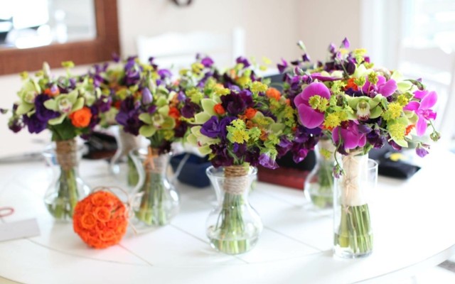 idée déco florale de table bouquet-sympas-couleurs-vives