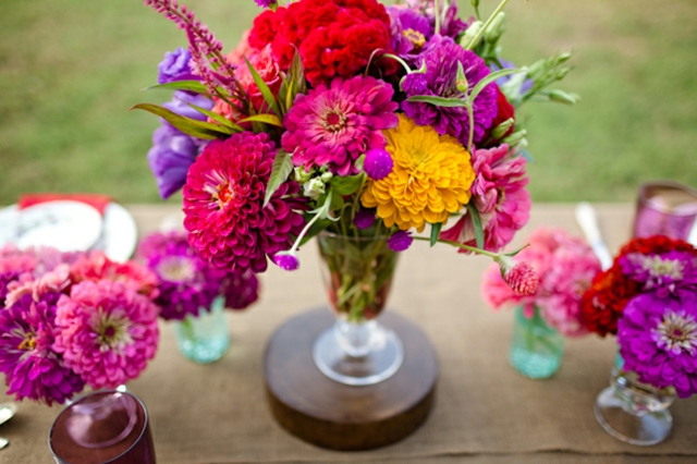 idée déco florale de table vase-cristal-couleurs-vives