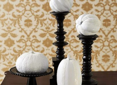 idée-originale-décoration-d'Halloween-bougeoirs-noirs-citrouilles-blanches