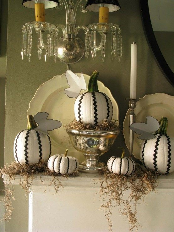 idée-originale-décoration-d'Halloween-citrouilles-blanches-motif-chevron