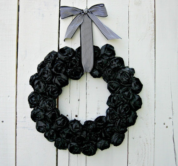 idée-originale-décoration-d'Halloween-couronne-noire-roses-ruban