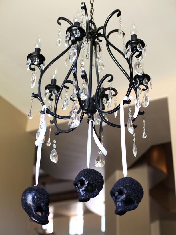 idée-originale-décoration-d'Halloween-crânes-suspendus-lustres