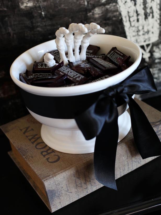 idée-originale-décoration-d'Halloween-squelette-main-blanc-ruban-noir