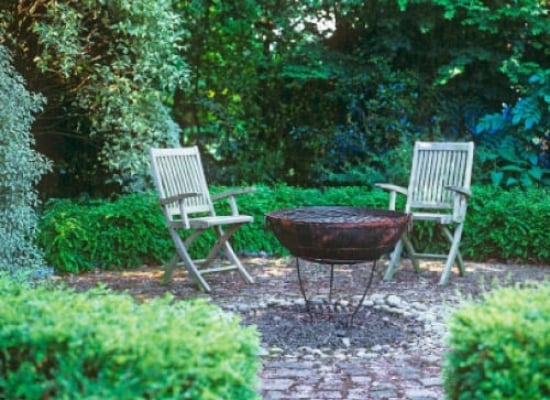 idée-petit-jardin-barbecue-chaises-arbres aménager le petit jardin