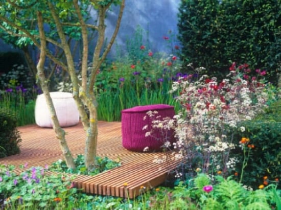 idée-petit-jardin-déco-banc-bois-tabourets aménager le petit jardin
