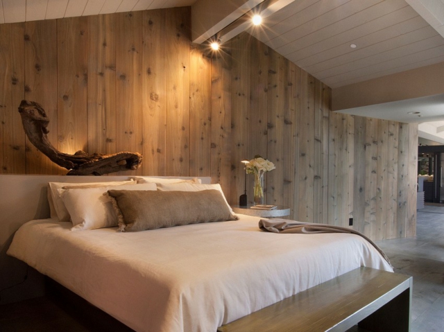 idée-revêtement-mural-bois-solide-grand-lit-chambre-coucher