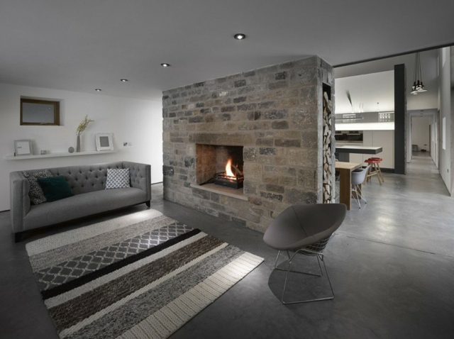 idée revêtement mural pierre-cheminée-canapé-confortable-gris