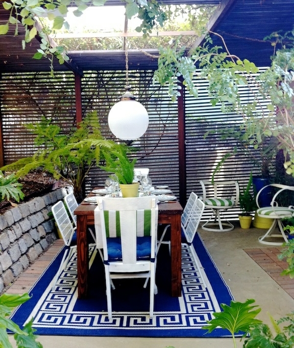 idée-salle-à-manger-moderne-tapis-bleu-éléments-originales