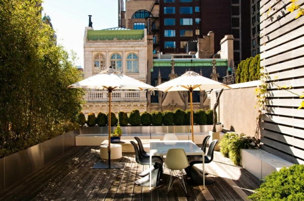 idée salle à manger moderne terrasse-table-manger-verre-parasols