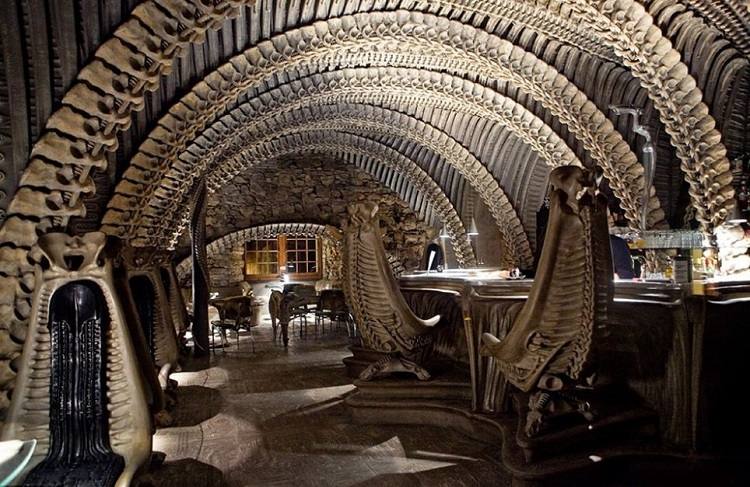 idées-aménagement-salon-inspirées-bar-H.R.-Giger-Alien-Chur-Suisse