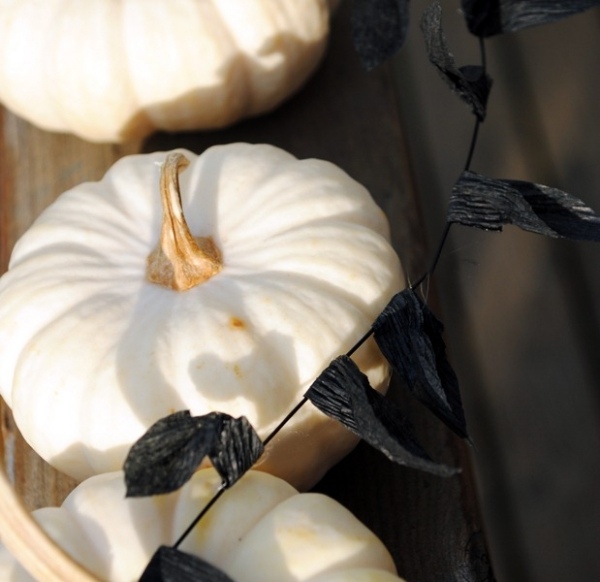 idées-de-bricolage-Halloween-DIY-citrouille-blanche-feuilles-noires