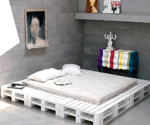 idées-pour-meubles-de-palettes-bois-lit-blanc