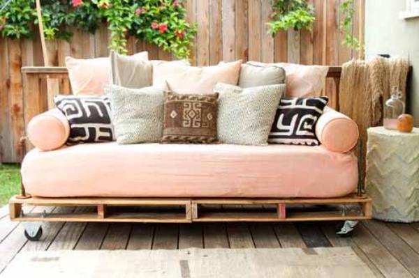 idées-pour-meubles-de-palettes-de-bois-canapé-en-rose