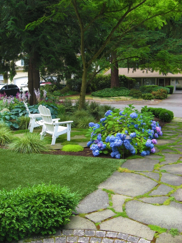 jardin-en-façade-chaises-plantes