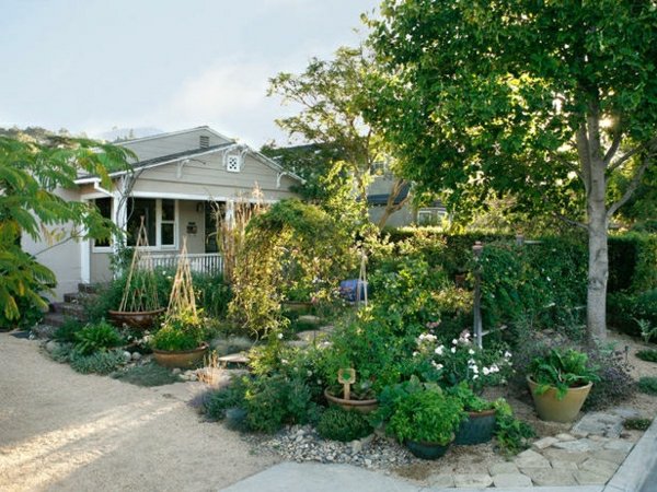 jardin-en-façade-fleurs-pots-verdure