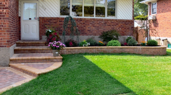 jardin-en-façade-pelouse-bien-entretenu