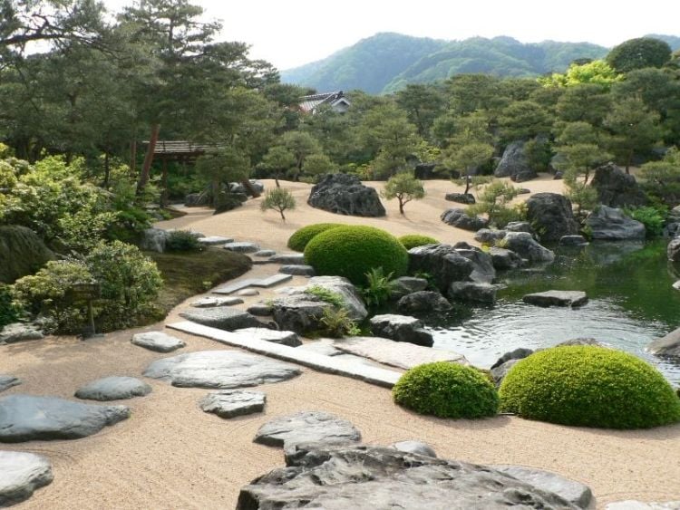 jardin-japonais-gravier-sable-buis-taillés-bassin-eau