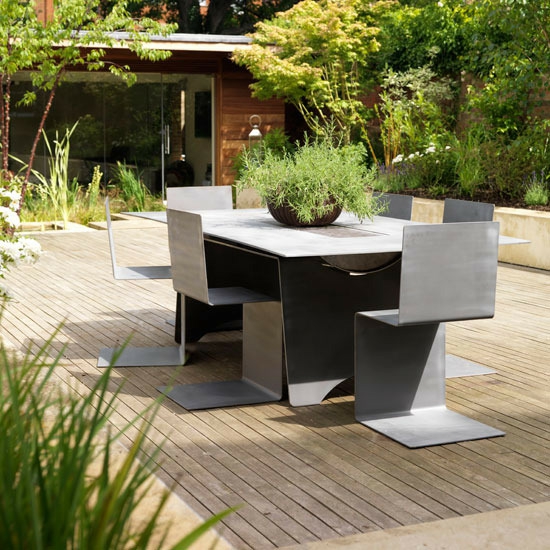 aménagement moderne jardin-moderne-meuble-en-metal-cloture-bambou