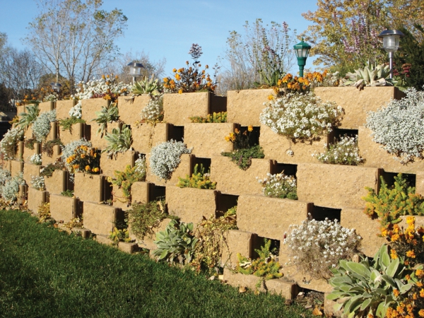 jardin-mur-soutènement-briques-plantes