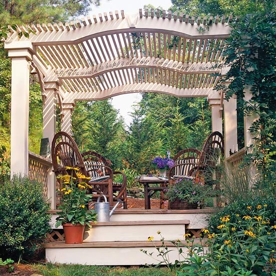 jardin-pergola-bois-blanc-terrasse-mobilier
