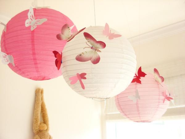 lanterne-rose-papier decoration pour la chambre de bébé papillon