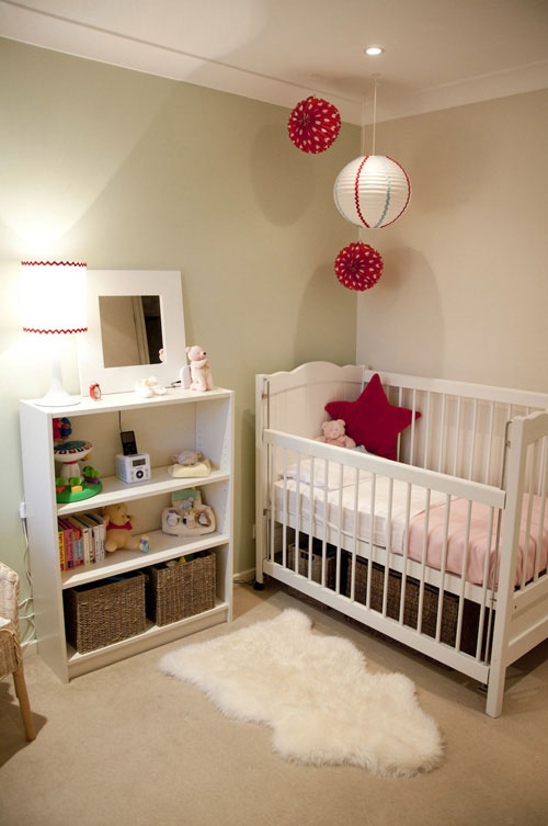 lanterne-rouge-decoration-pour-une-chambre-de-bebe