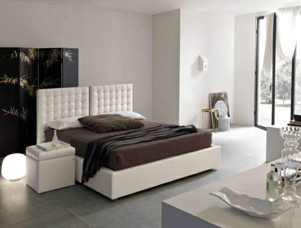 lit-blanc-matelas-brun  chambre à coucher moderne