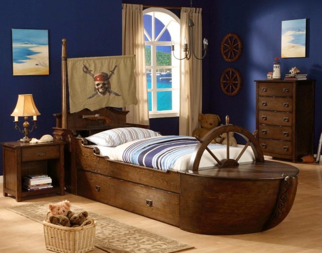 lit-garçon-pirate-bateau-motifs-pirates Décoration de lit d'enfant