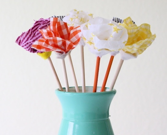 loisirs créatifs pour enfants vase-fleurs-différents-tussus