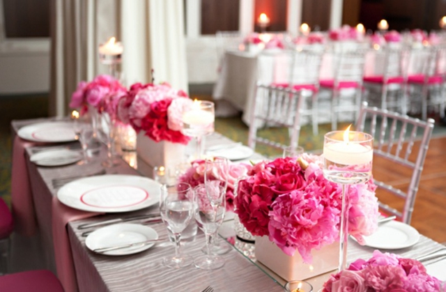 magnifique-déco-florale-de-table-bougie-romantiques