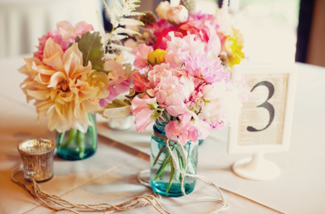 magnifique-déco-florale-de-table-bouquets-bocaux-verre
