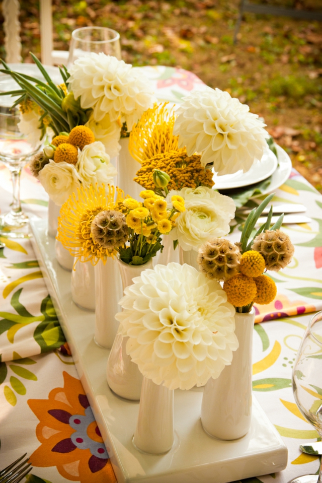 magnifique-déco-florale-de-table-petites-vases-porcelaine