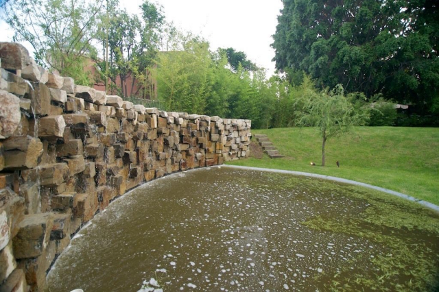 maison-familiale-fontaine-en-plein-air-étang