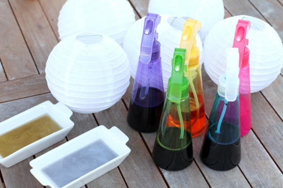 matériel-lanterne-papier-couleurs-aquarelles-bouteilles-vaporisateur