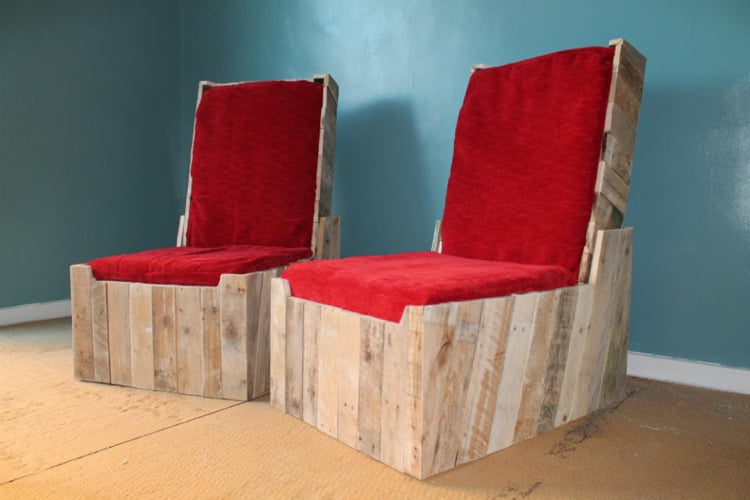 meubles palettes de bois -fauteuils-coussins-rouges-design-gas and air