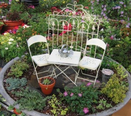 mini-jardin-chaises-tables-métail-brise-vue